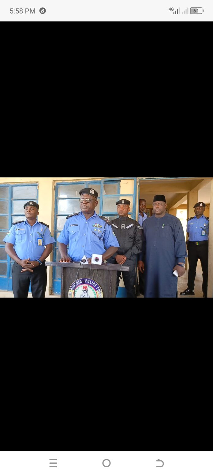 Niger State Police Commissioner of Police Shawulu Ebenezer Danmamman has paraded a suspected bandit leader, Umar Aliyu, aka Babuga Datijo. He was paraded with four suspected informants and the sum of N5 million was recovered from them. Danmamman, while parading the suspects at his maiden press briefing in Minna, said a total of 19 suspects involved in kidnapping, criminal conspiracy, illegal possession of firearms, and cattle rustling were arrested in recent times in the state. He explained that the notorious bandit Datijo, 37, of Kwali, FCT Abuja, was nabbed on November 24, 2023, based on credible information by police operatives attached to the Nasko Division in Salka, Magama Local Government Area. According to him, in the course of the preliminary investigation, the sum of N5,120,000, three ATM cards, three national identity cards, two other identity cards, a driver’s licence, and four mobile phones were recovered from the suspect. Three locally fabricated AK-47 rifles with magazines and two Toyota Corolla vehicles with Reg. No. KTU 906 HM and ABJ 492 LA were also later recovered from the suspect. He said: “During interrogation, the suspect confessed to kidnapping activities in Shagamu expressway, Ogun State, Tambuwal in Sokoto State, Alieru in Kebbi State and Niger State. The money recovered was his share of a ransom collected from the kidnapping of a victim in Nasko. “The suspect further confessed that he belonged to Poyi’s group of bandits after the deaths of his members at Shagamu. He mentioned and provided the numbers of other members of the gang as Maidabo and Shaibu Haruna, aka Felalu of Garatu.” The Commissioner of Police also revealed that following his arrest, Datijo’s gang members attempted to attack Nasko Division on November 27, 2023, to rescue their leader but were repelled. Unknown to them, however, their leader had been moved to the State Police Headquarters in Minna. He further said that in a follow-up investigation into the attack with the aid of technical intelligence, Motse Mohammed, 47, and Aliya Mohammed, 48, both of Salka Magama LGA, were arrested as informants of bandits. “It was also established that a sum of N10,000 was sent to the two informants by the bandits through a POS point in Salka,” he stated. Danmamman applauded the effort of all stakeholders and residents of the state for supporting the police to pull off the feat. “I also urge members of the public not to relent in giving useful information to the police and other security agencies towards ensuring a secure environment and society at large,” he added.